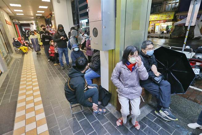 嘉义市第11届无党籍准市议员「顏色不分蓝绿支持性专区顏色田慎节」17日举办「鸡排谢票大会」，活动尚未开始已大排长龙，甚至有民眾下午两点即来排队等待。（杜宜谙摄）