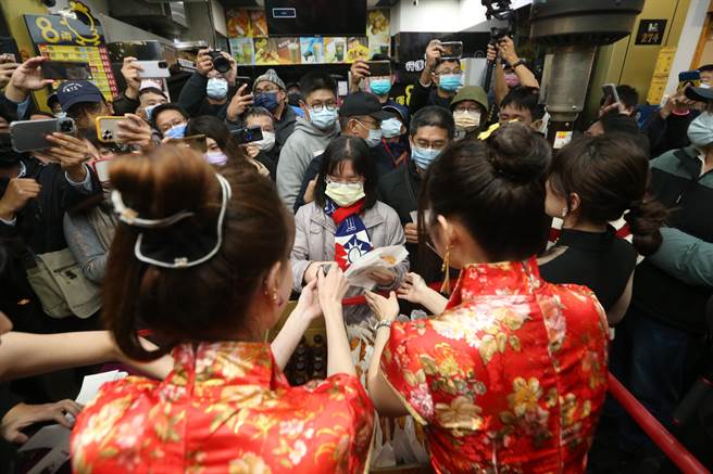 无党籍准市议员「顏色不分蓝绿支持性专区顏色田慎节」（右）17日举办「鸡排谢票大会」，并请来「混血女神」泷泽萝拉（左）陪同，发放500份鸡排。（杜宜谙摄）