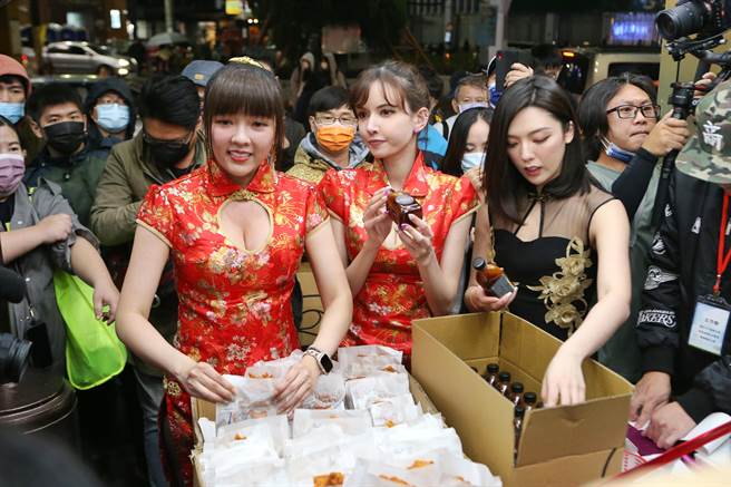 无党籍准市议员「顏色不分蓝绿支持性专区顏色田慎节」（左）17日举办「鸡排谢票大会」，并请来「混血女神」泷泽萝拉（中）陪同，发放500份鸡排。（杜宜谙摄）