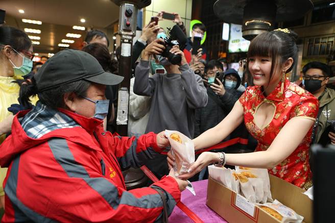 嘉义市第11届无党籍准市议员「顏色不分蓝绿支持性专区顏色田慎节」（见图）17日举办「鸡排谢票大会」，现场发放500份鸡排。（杜宜谙摄）