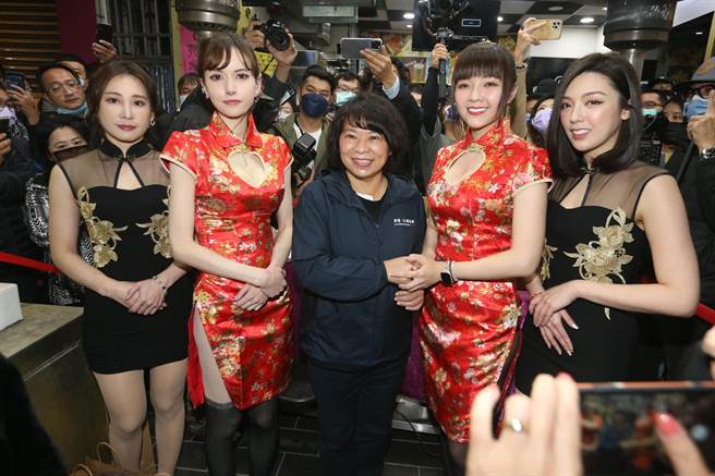 嘉义市第11届无党籍准市议员「顏色不分蓝绿支持性专区顏色田慎节」（右2）17日举办「鸡排谢票大会」，现任市长黄敏惠（中）特地前来祝贺。（杜宜谙摄）