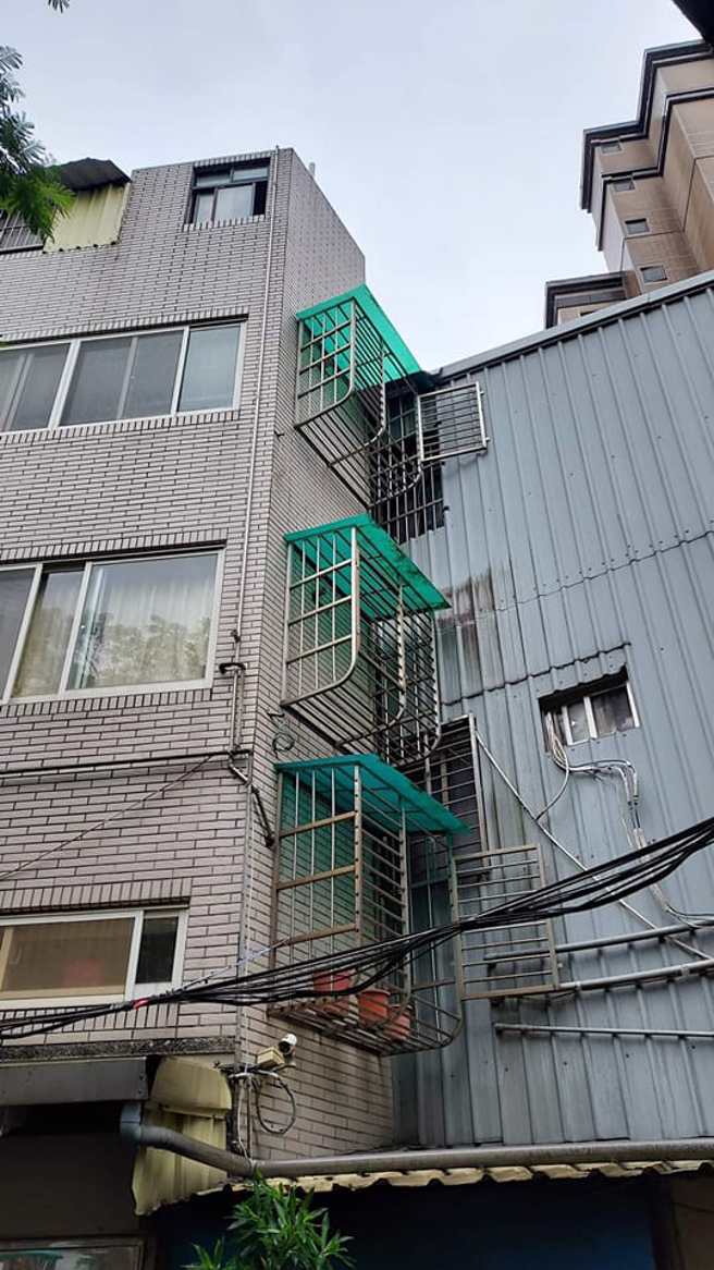 一名网友日前发现一处透天厝侧面墙壁的每层楼都装上铁窗与遮雨棚，但诡异的是铁窗内竟「没有窗户」，让他笑说「九又四分之三铁窗，求专业人士解惑」。（翻摄自脸书「爆废公社二馆」）