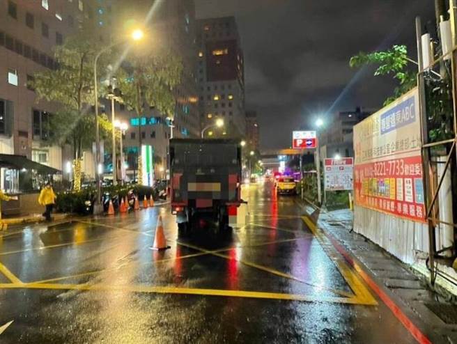 29岁赵姓男子16日晚间7时许，驾驶小货车行经新北市中和区建八路，直接撞上正在执勤的51岁夏姓义交。（翻摄）