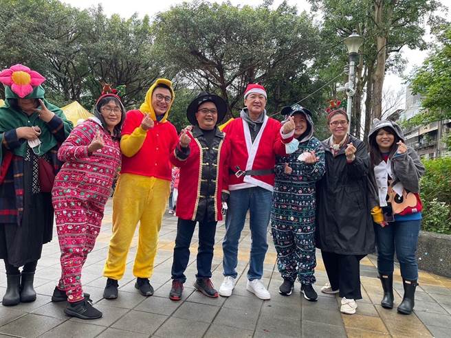 立法委员费鸿泰今天早上跟信义区里长办理社区亲子手作旋转耶诞树活动。（费鸿泰提供）