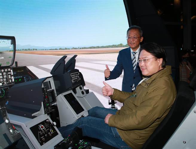 基隆市長林右昌與智崴集團董事長歐陽志宏共同體驗充滿蒸汽龐克風格的「戴爾塔飛艇」。（基隆市政府提供／張志康基隆傳真）