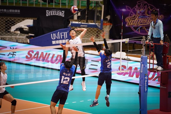台電詹旻翰高高跳起準備用左手扣殺。(中華排協提供)