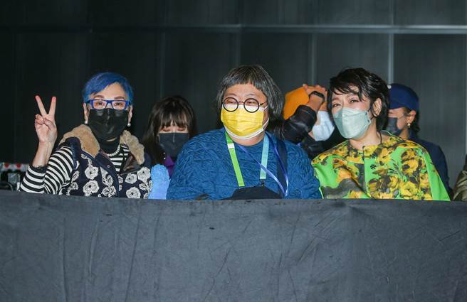 张小燕（左起）、阎柔怡、赵咏华到场欣赏 《回声》演唱会。（粘耿豪摄）