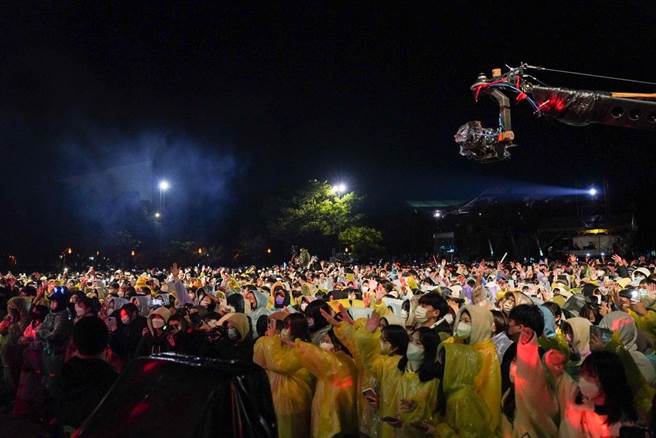 儘管17日天气湿冷，南瀛绿都心公园的耶诞跨年演唱会吸引1万5000人进场。（台南市政府提供／程炳璋台南传真）