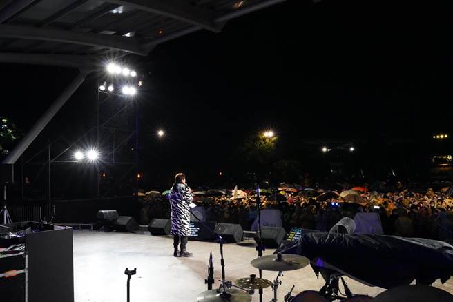 新营区南瀛草地音乐会17日登场，天气湿冷仍吸引万余名观眾进场。（台南市政府提供／程炳璋台南传真）