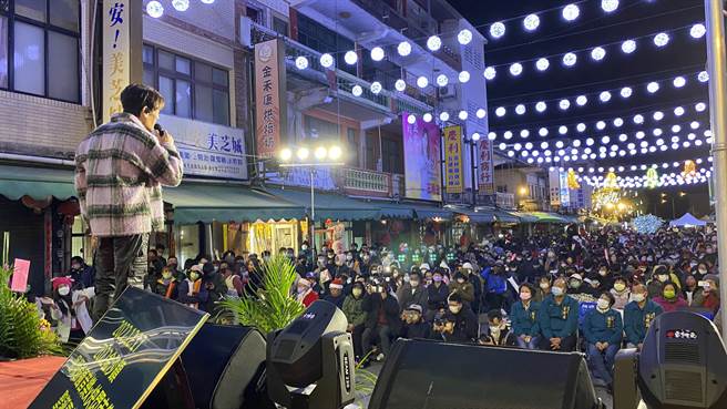 藝人輪番上陣演唱一首首膾炙人口的歌曲，聽得台下觀眾如癡如醉。(于家麒攝)