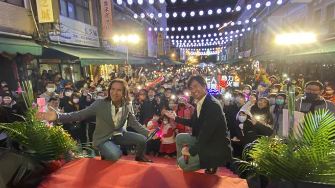「老牌天團」動力火車(前2)壓軸上陣，演唱經典名曲「忠孝東路走九遍」，將全場氣氛炒到最高。(于家麒攝)