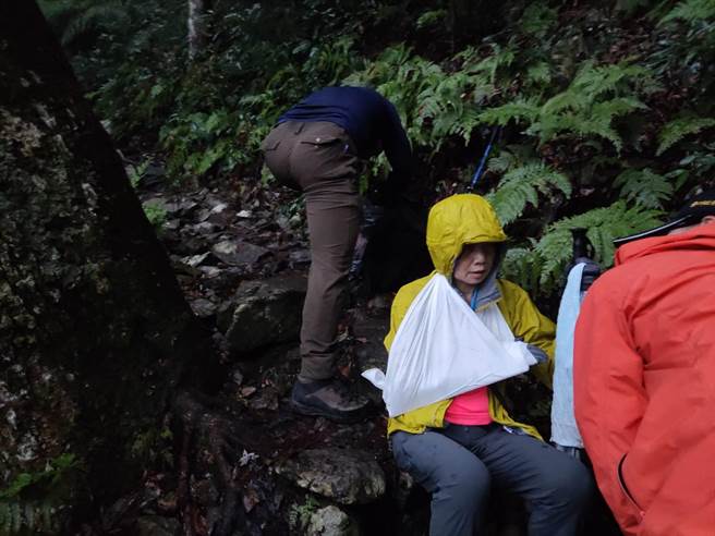 刘姓女登山客在八仙山步道跌倒，手疑似骨折。（台中市消防局提供／陈淑娥台中传真）