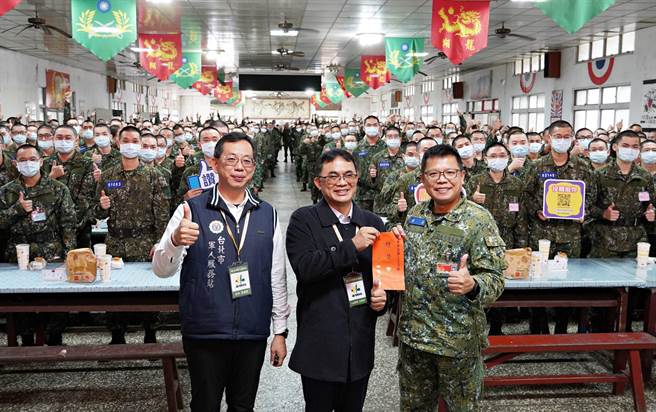 台北市兵役局代理局长林春来(中)、台北市军人服务站吴站长致赠153旅慰劳金。（台北市兵役局提供） 