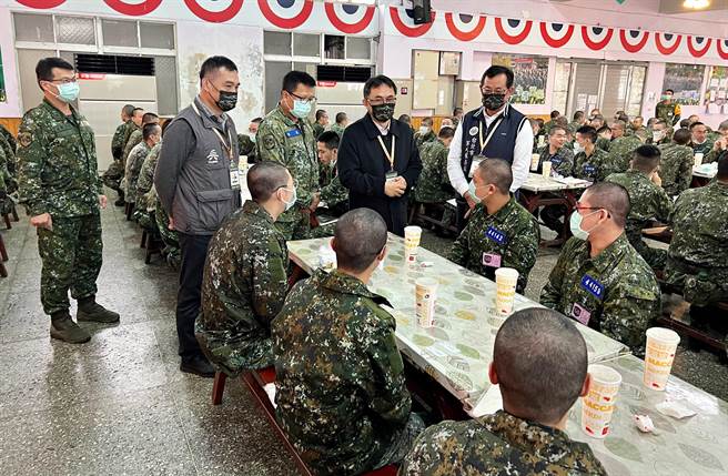 台北市兵役局代理局长林春来(立者右二)关心役男入营适应情形。（台北市兵役局提供） 