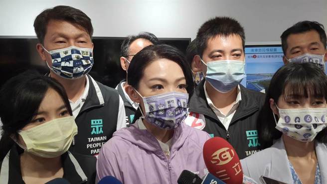 新竹市长当选人高虹安（前中）遭搜索约谈，媒体人韦安认为，高虹安的案子最后还是「安」啦。（资料照／王惠慧摄）