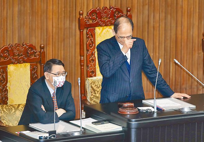 台北地檢署偵辦立委高虹安案，15日搜索立院辦公室。立法院長游錫堃曾表示，立法院前幾天收到公文，簽呈寫下「依法辦理」；但北檢否認此案曾事先函請立院同意。圖為立法院長游錫堃（右）主持院會，左為祕書長林志嘉。（姚志平攝）