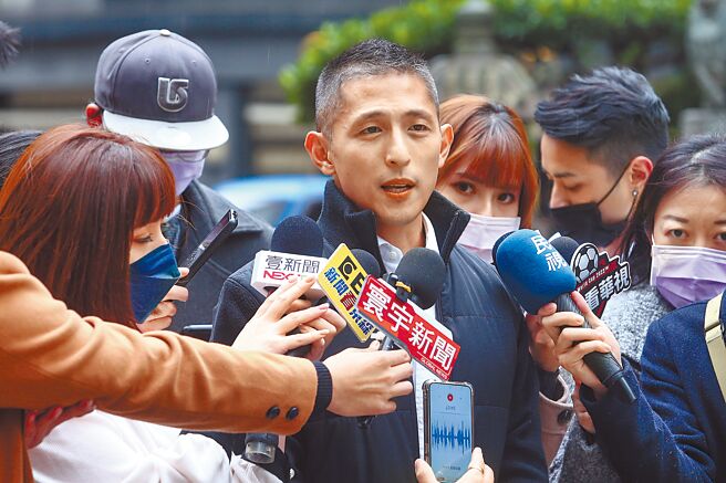 北市立委补选蓝绿持续交锋，国民党以「脓包」字眼批评，民进党北市立委补选参选人吴怡农16日到景福宫参拜后受访时痛批，国民党主管言行如此不入流，他完全不能够接受，相信大部分选民也不会同意。（邓博仁摄）