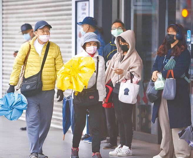 受到寒流影響，今天氣溫越晚越冷，白天高溫北台灣僅剩14度至15度、台南至台中則為17度至18度、高屏花東仍有19度至21度。圖為13日的台北街頭。（陳怡誠攝）