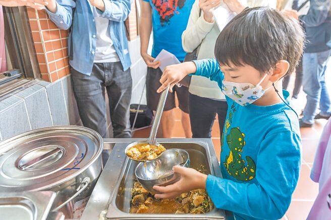 竹北市興隆國小學生盛裝營養午餐提供的清蒸石斑魚。（羅浚濱攝）
