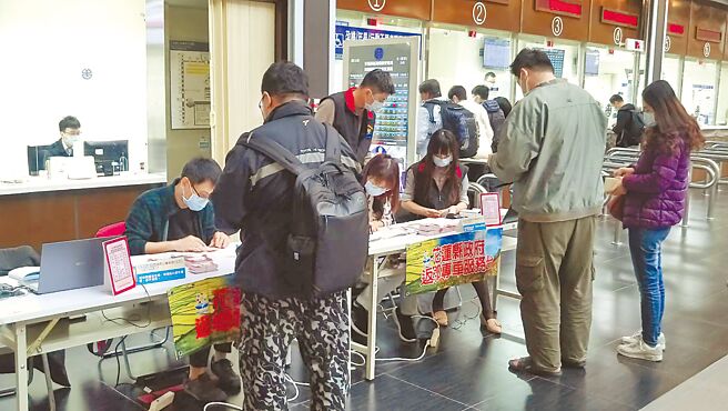 花蓮縣政府與台鐵合作推出春節返鄉專車，28日中午12時開放網路訂票，縣府分別在台北車站、花蓮縣政府民政處設取票處。（本報資料照片）