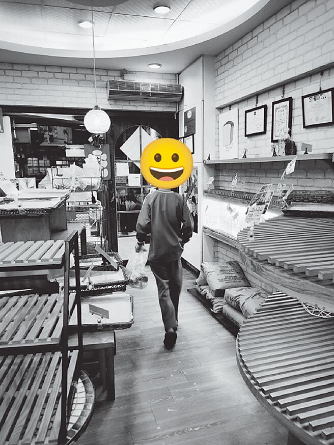 桃园中坜一间麵包店店长16日分享暖心故事，1名国一男童从7年前开始就会到店里捡纸箱，店长也会请吃麵包，15日晚间遇到他掏出200元要买麵包，更坚持不要被请客，懂事举动令人动容。（翻摄照片／蔡明亘桃园传真）