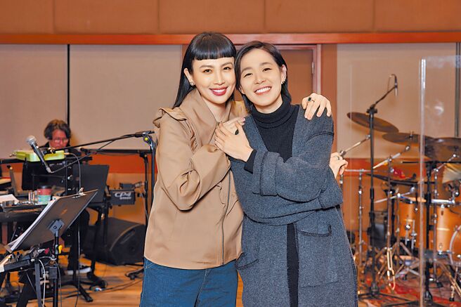 安溥（右）為下周演唱會練團，魏如萱驚喜探班。（聯成娛樂提供）