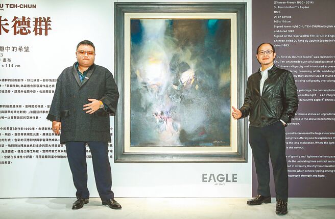 僑志資本總裁林伯駿（左）與印象畫廊行政總監歐士華與名作《深淵中的希望》合影。（粘耿豪攝）
