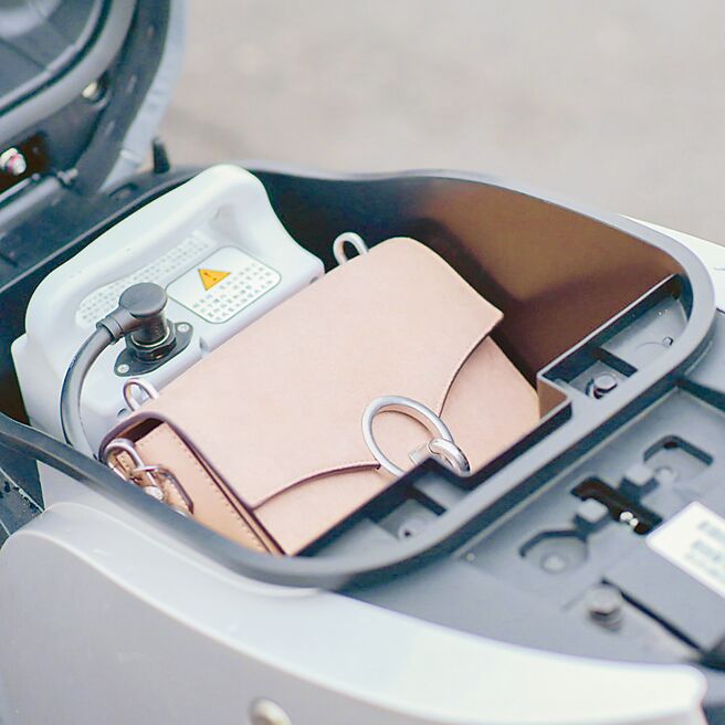 行李廂收納電池，還可放置隨身用品。（中華汽車提供）