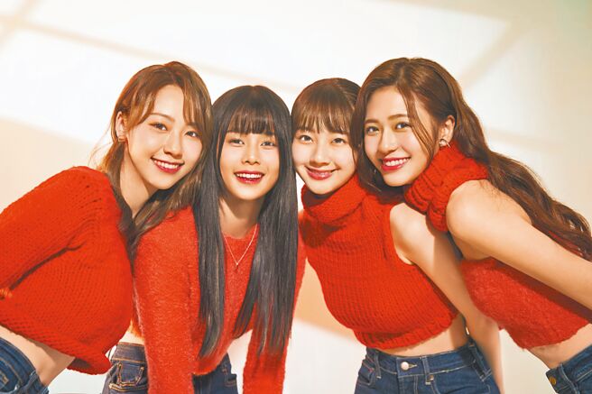 PINK FUN票选出4位人气团员翻唱萧亚轩经典歌，左起为圣恩、容容、佩含、Nicole。（索尼音乐提供）