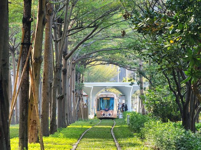 新路段试营运，以及龙猫隧道与蜜柑号列车提高了轻轨运量。（翻摄自高雄捷运网站）
