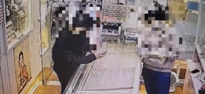 26岁刘姓男子（左）因缺钱花用，昨下午摸走花莲市区某银楼店约1两重的金块，并搭乘火车逃往宜兰罗东躲避警方查缉，但最后仍在罗东火车站月台遭逮，全案将依抢夺罪嫌移送法办。（警方提供／罗亦晽花莲传真）