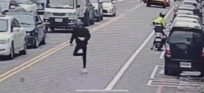 26岁刘姓男子因缺钱花用，昨下午摸走花莲市区某银楼店约1两重的金块后，火速拦截计程车至花莲火车站，准备搭乘火车逃往宜兰罗东躲避警方查缉。（警方提供／罗亦晽花莲传真）