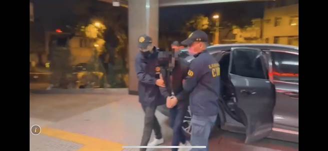 26岁刘姓男子因缺钱花用，昨下午摸走花莲市区某银楼店约1两重的金块后，火速搭乘火车逃往宜兰罗东躲避警方查缉，但最后仍在罗东火车站月台遭逮，并被押解返回花莲，全案将依抢夺罪嫌移送法办（警方提供／罗亦晽花莲传真）