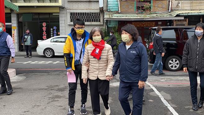 嘉义市长候选人黄敏惠与母亲黄郑梅子及儿子蔡佳叡投票。（廖素慧摄）