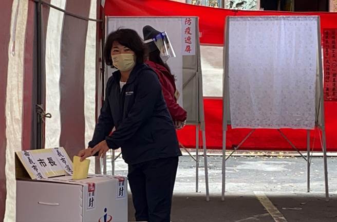 嘉义市长候选人黄敏惠投票。（廖素慧摄）