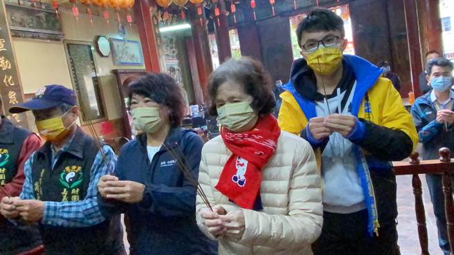 嘉义市长重行选举今天投票，黄敏惠偕家人祈求心想事成。（廖素慧摄）