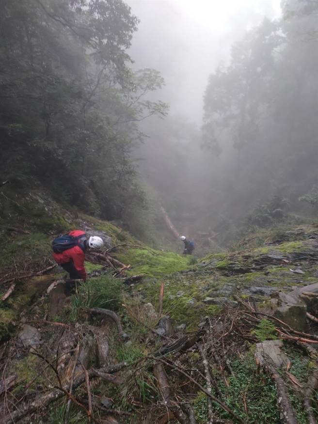 眾人不放弃希望仍在山上搜救。（苗栗县消防局提供／李京升苗栗传真）