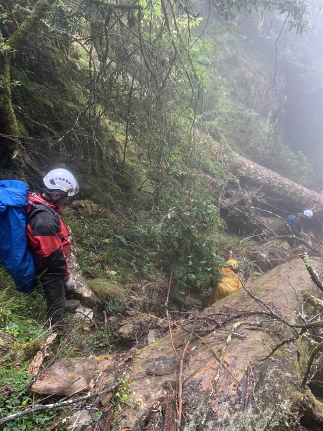 眾人持续在山上搜救中，正经歷的艰辛挑战。（苗栗县消防局提供／李京升苗栗传真）