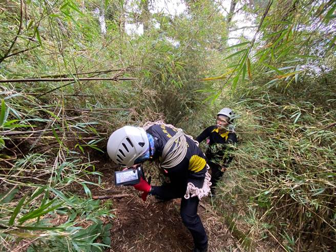 搜救人员持续搜救中。（苗栗县消防局提供／李京升苗栗传真）