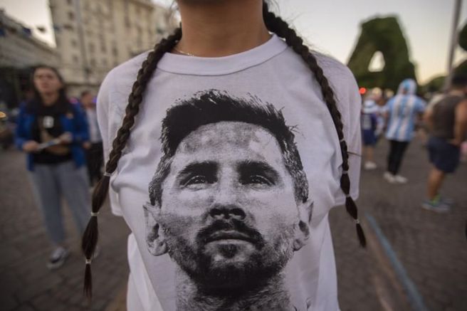 阿根廷球迷穿着声援梅西的T恤。（美联社）