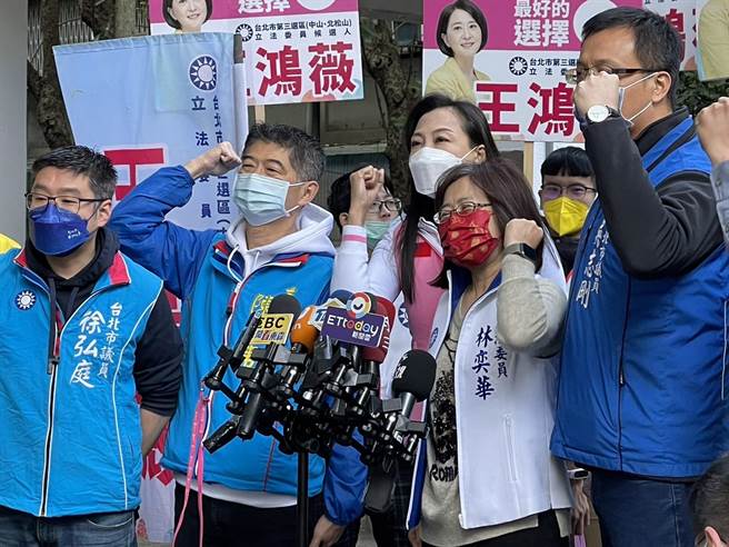 國民黨立委林奕華18日與台北市議員徐弘庭、闕枚莎、陳炳甫等人，代替國民黨台北市第三選區立委補選參選人王鴻薇在松江市場拜票。（蔡佩珈攝）