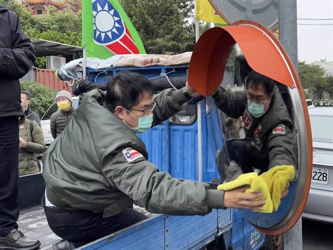 台南市长黄伟哲今早慰勉志工辛劳，也跟着一起擦拭反射镜。(归仁区公所提供／曹婷婷台南传真)