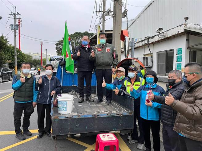 台南市长黄伟哲今早慰勉归仁区南兴里志工辛劳。(归仁区公所提供／曹婷婷台南传真)