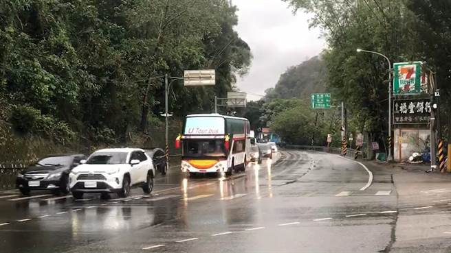 正逢苗栗縣泰安溫泉、大湖草莓季，苗栗地區湧入大量遊客車潮。（苗栗縣警局提供／李京昇苗栗傳真）