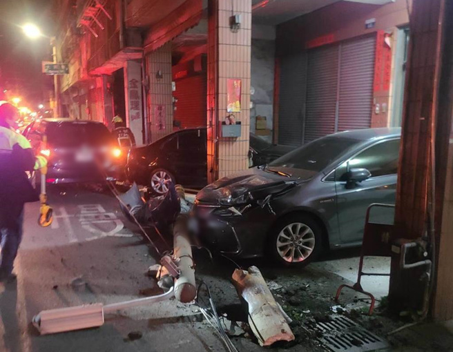 吴姓男子18日凌晨酒后行经沙鹿区，自撞路边波及民宅车辆。（警方提供／陈淑娥台中传真）