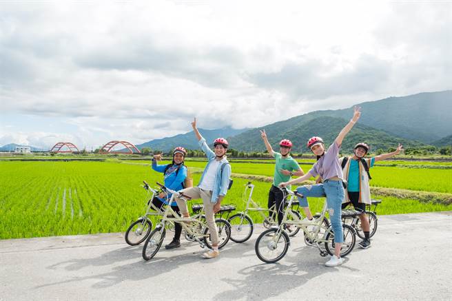 花东纵谷国家风景区管理处超夯游程「餐桌上的部落旅行」，深获游客喜爱，有限名额常遭秒杀，因此，花莲万荣支亚干、玉里织罗、光復太巴塱或台东延平永康等部落明年1至2月将加开游程活动，纵管处则搭配祭出每人可享300元折扣的冬游优惠，截至明年2月28日止。（纵管处提供／罗艺琳花莲传真）