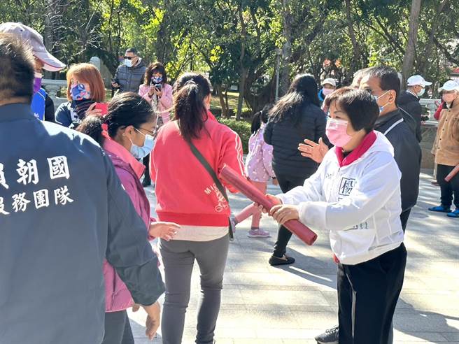 立委杨琼璎及台中市议员赖朝国18日在潭子亲自发送水果月历给民眾。（陈淑娥摄）