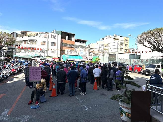 立委杨琼璎及台中市议员赖朝国18日在潭子亲自发送水果月历给民眾。（陈淑娥摄）