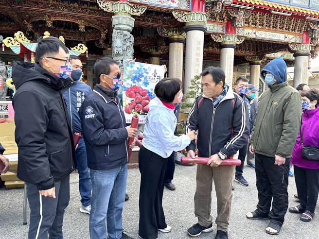 立委杨琼璎及台中市议员赖朝国18日在潭子亲自发送水果月历给民眾。（陈淑娥摄）