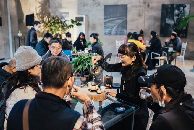 2022高山茶都·嘉義—茶·時尚活動進入倒數，持續低溫仍不減民眾熱情，仍有不少民眾到場參與。（嘉義縣政府提供／呂妍庭嘉義傳真）